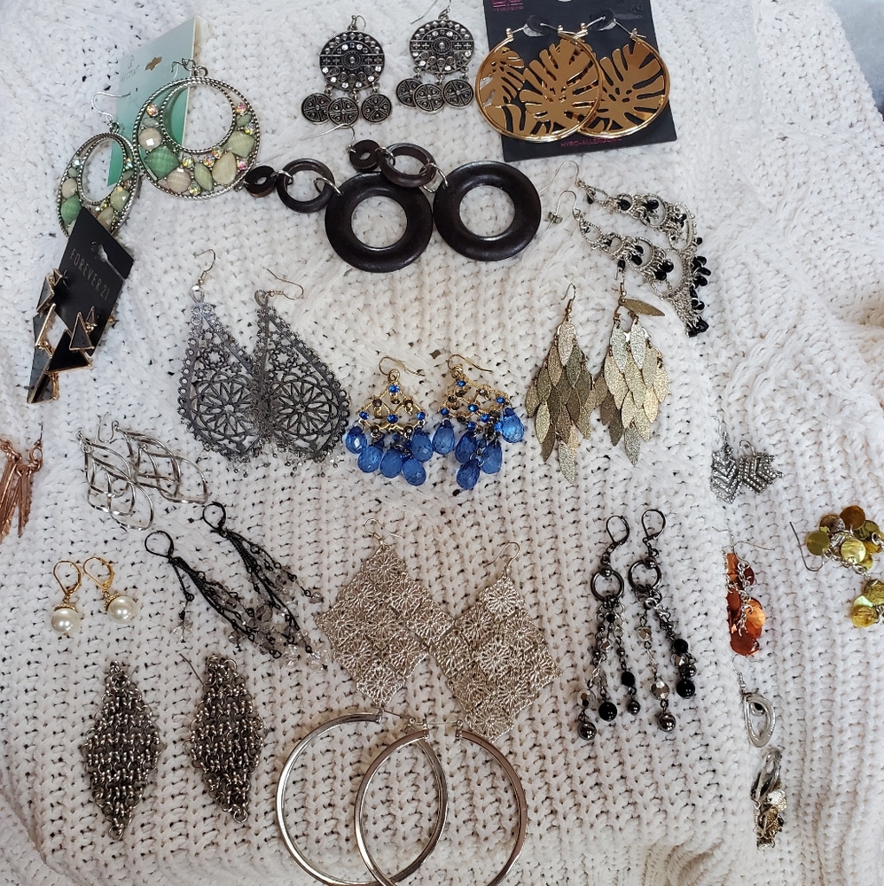 GIGANTIC LOT OF GORGEOUS COSTUME JEWLERY EARRINGS!
